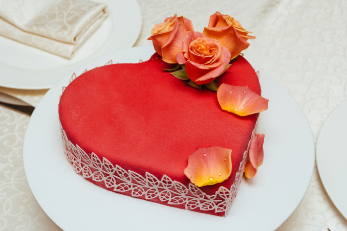 torte a forma di cuore decorate con fiori freschi, torte a forma di cuore