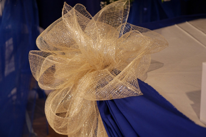 Come fare un fiocco grande con nastro a rete per le Feste