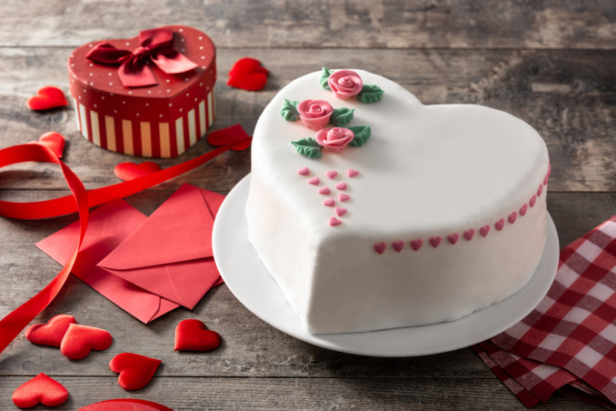 come decorare torta a forma di cuore, torta a forma di cuore