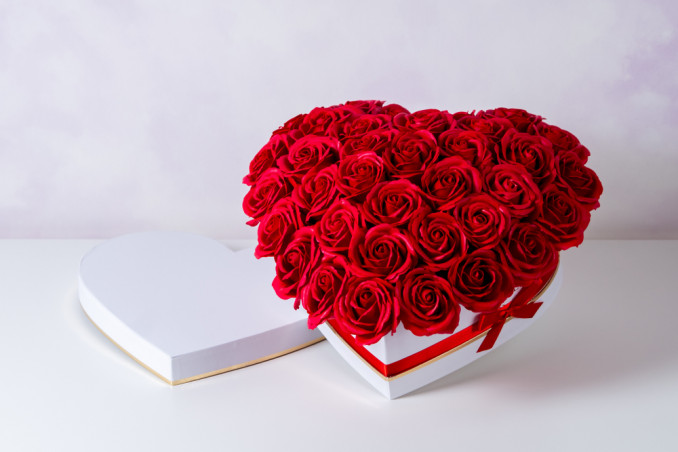 scatola a forma di cuore con rose fai da te, scatola con rose fai da te