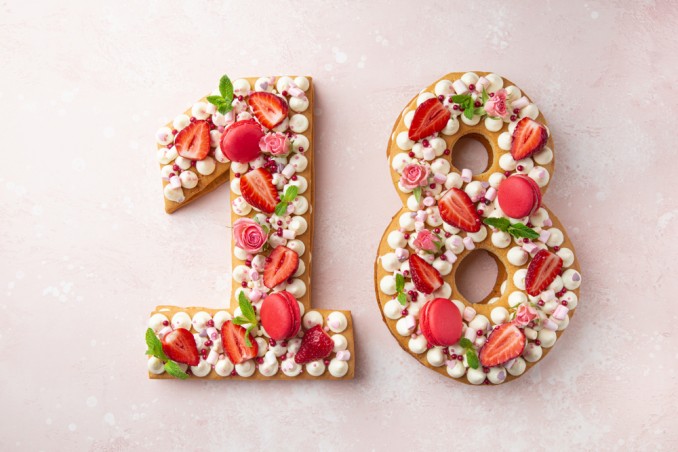 come decorare torta a forma di numero 18, torta 18 decorazioni
