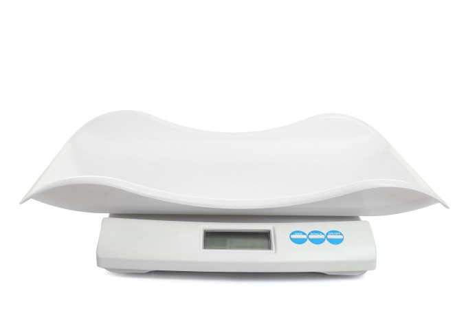 Come usare la bilancia per neonati