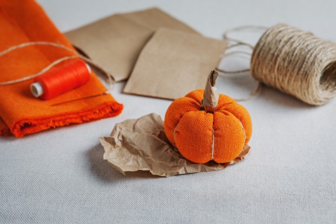 zucche stoffa fai da te, zucche fai da te 