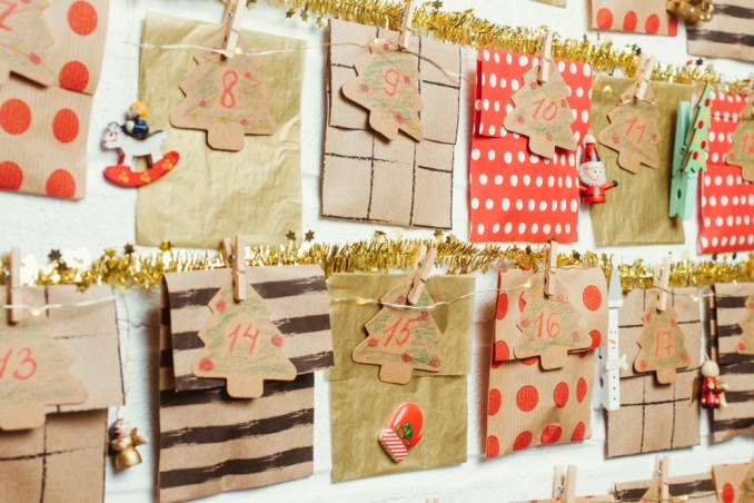 calendario dell'avvento con materiale di riciclo, calendario dell'avvento