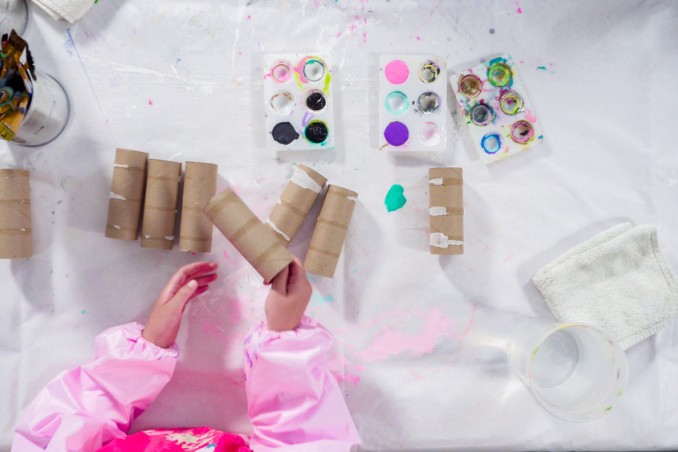 Idee zucche per bambini: i timbri fai da te con rotoli e tappi di plastica