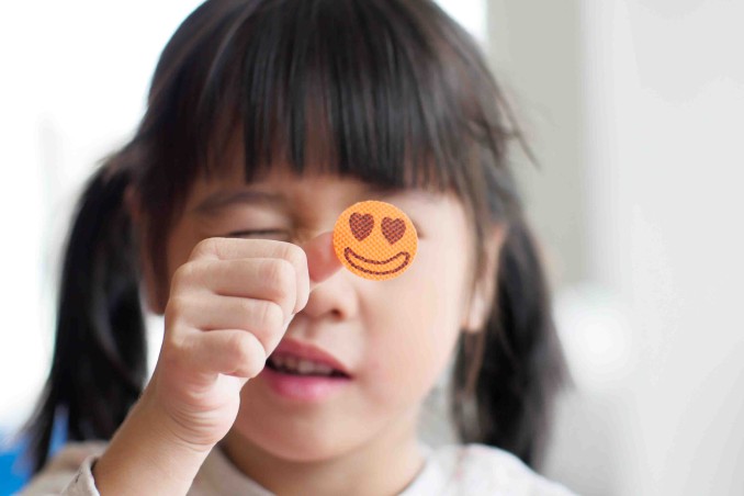 Come togliere gli adesivi dai mobili di legno