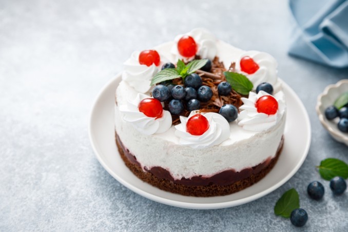torte decorate con panna e ciliegie, torte decorate con panna, torte decorate con ciliegie