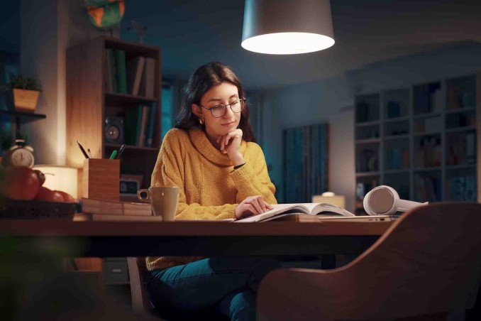 ragazza studia di notte