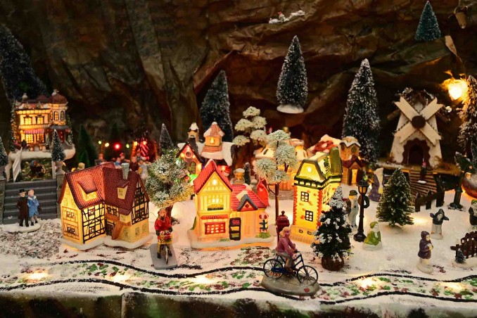 albero di Natale con villaggio natalizio