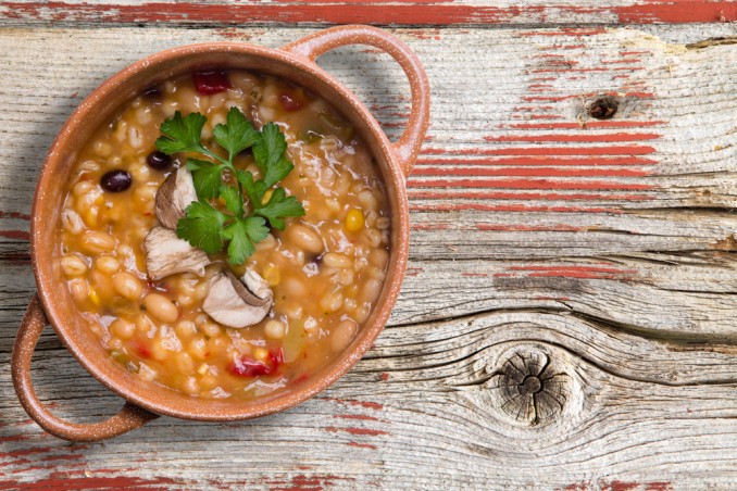 Zuppa di pomodori, fagioli e funghi