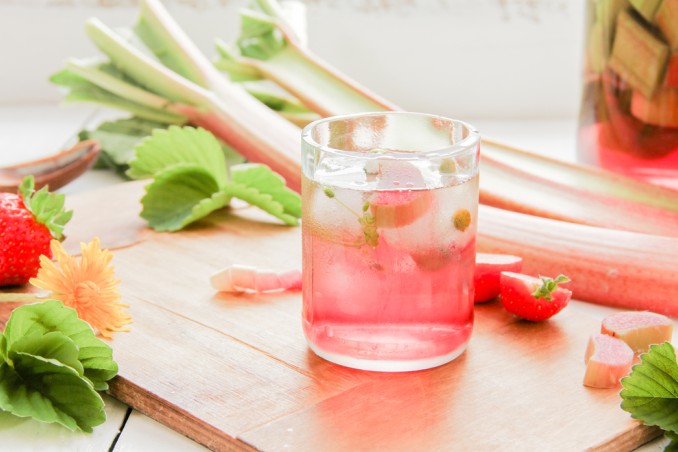Mocktail al rabarbaro, per brindare con gusto senza esagerare