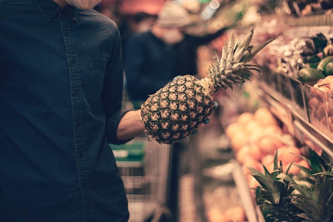 ananas nel carrello della spesa