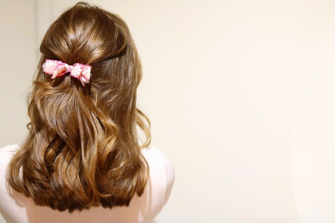 fiocco tra i capelli